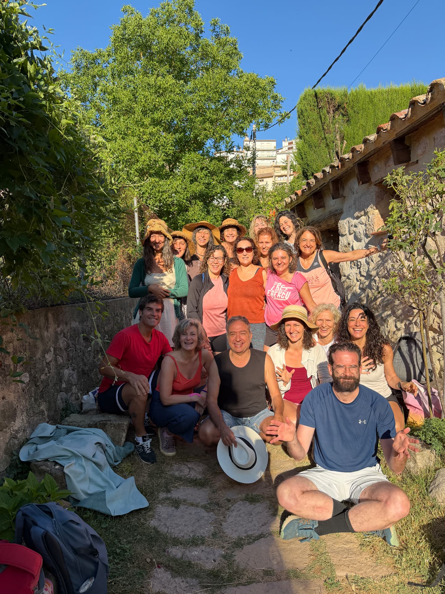Grupo del retiro en el jardín, al atardecer