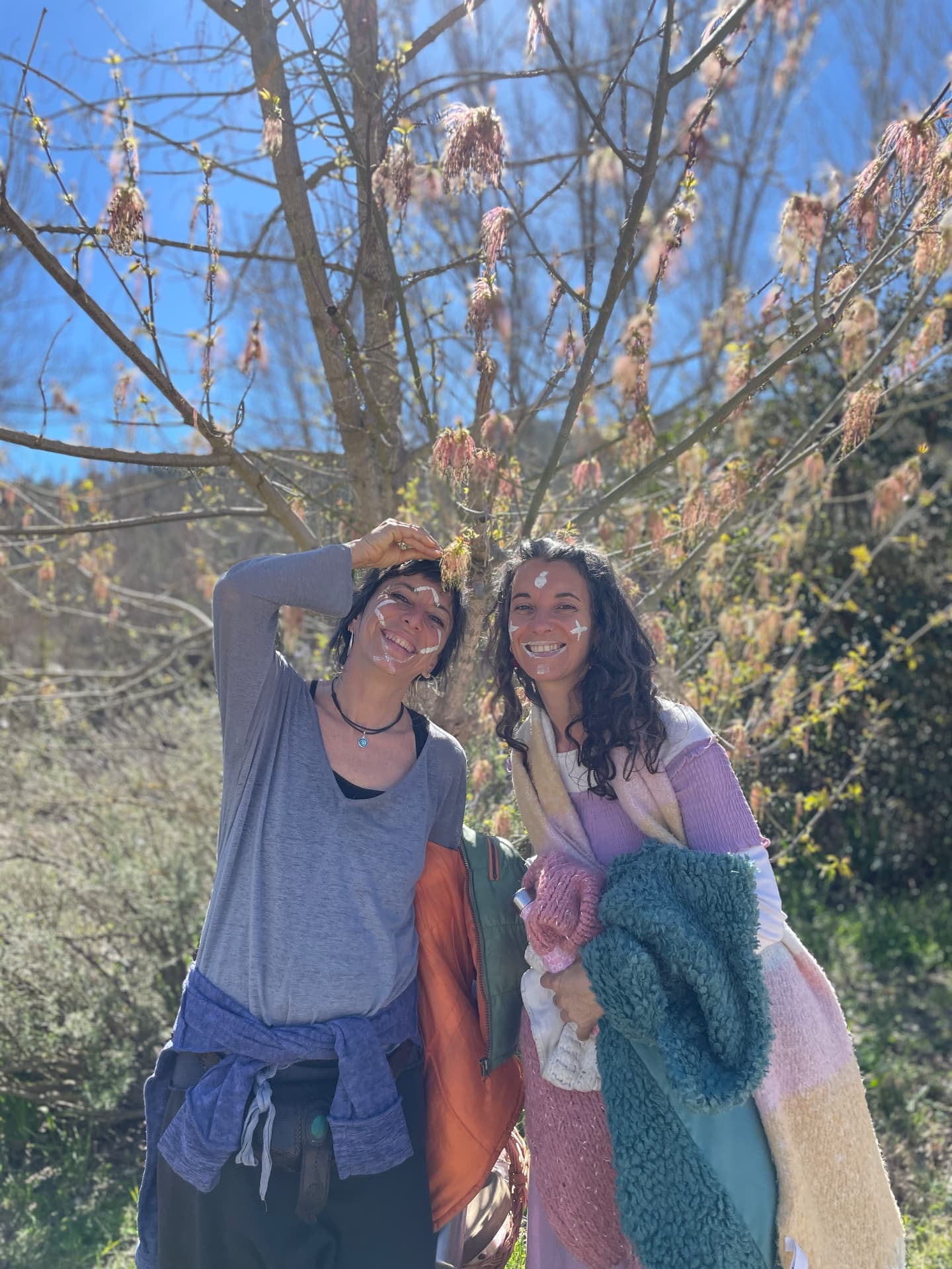 Dos participantes en la naturaleza en primavera