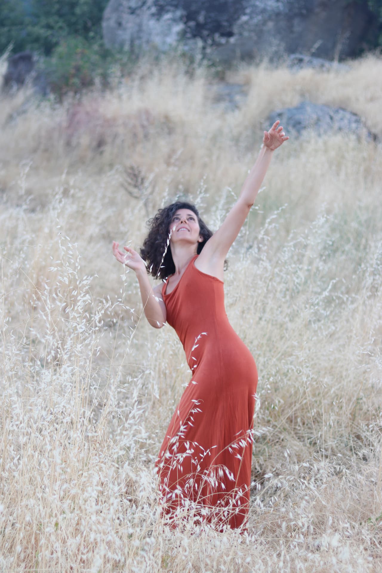 Cuerpo en movimiento al aire libre durante una práctica de danza consciente