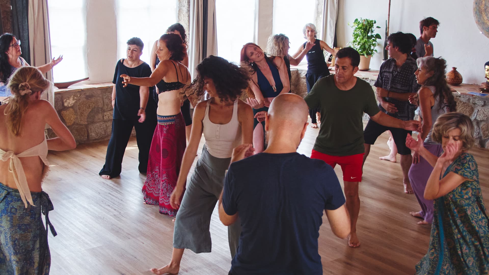 Grupo compartiendo una práctica de movimiento y danza