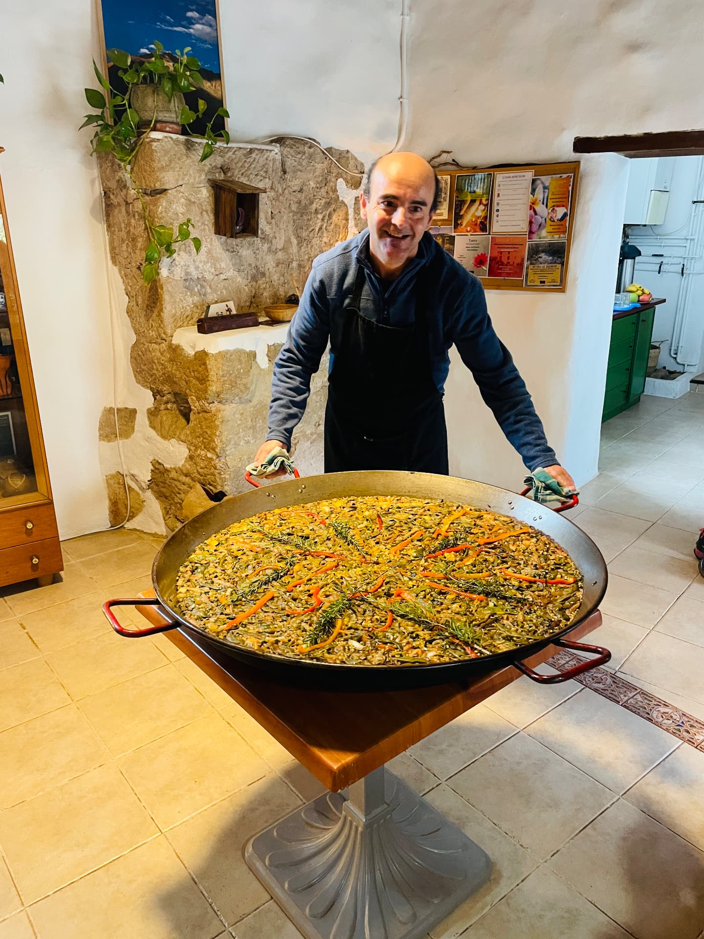 Preparando una paella en el retiro